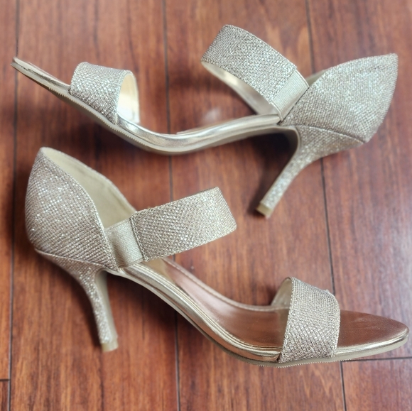 NWOT Unlisted gold heels - Picture 1 of 15